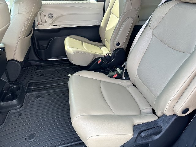 Used 2021 Toyota Sienna XLE FWD image 16