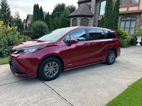 Used 2021 Toyota Sienna LE FWD image 3