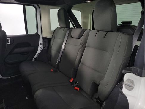 Used 2022 Jeep Wrangler Unlimited Sahara w/ Cold Weather Group image 17