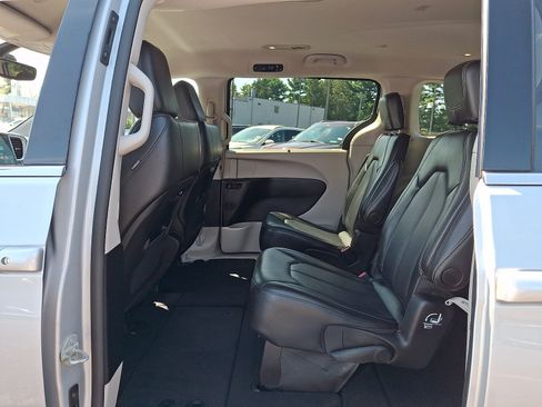 Used 2024 Chrysler Pacifica Touring-L FWD image 11