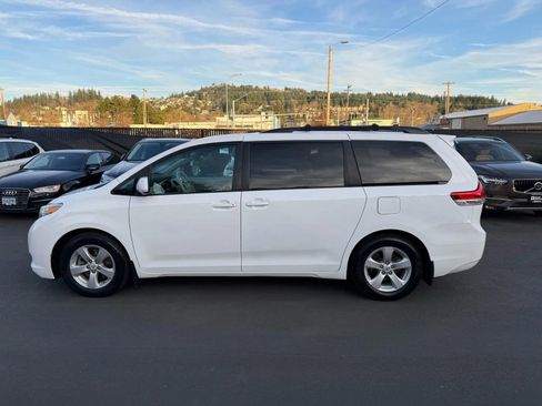 Used 2011 Toyota Sienna LE w/ Towing Pkg image 6