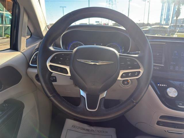 Used 2017 Chrysler Pacifica Touring-L Plus w/ Advanced Safetytec Group FWD image 13