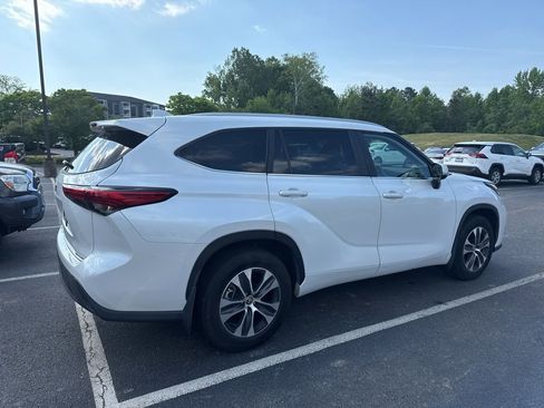 Used 2023 Toyota Highlander XLE AWD/4WD image 4