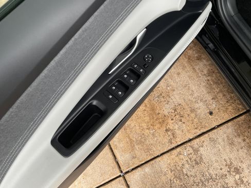 Used 2024 Hyundai Elantra Limited image 15