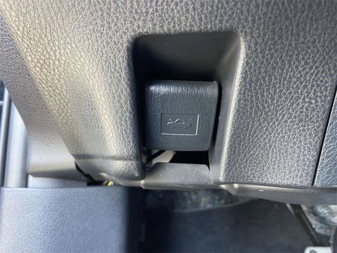 Used 2025 Toyota Camry SE image 28