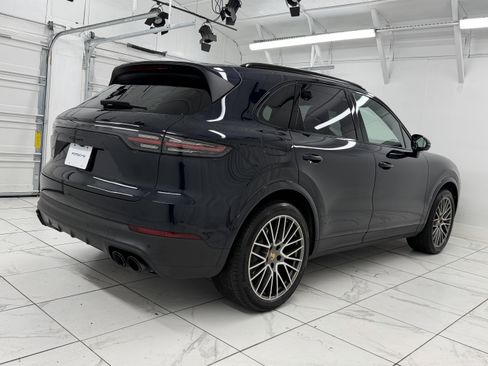Certified 2023 Porsche Cayenne Platinum Edition image 11