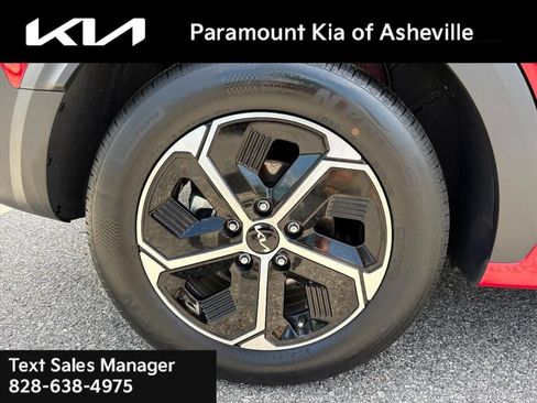 Certified 2025 Kia Niro EX FWD image 30