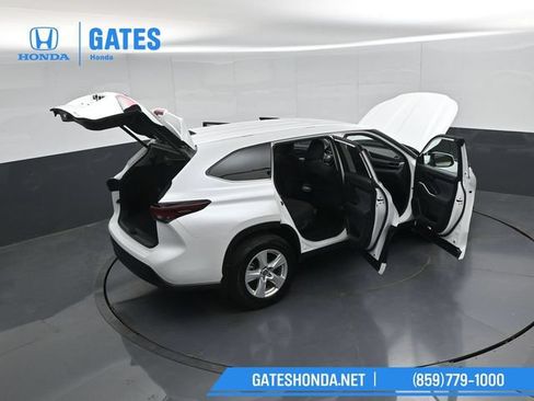 Used 2024 Toyota Highlander LE AWD/4WD image 55