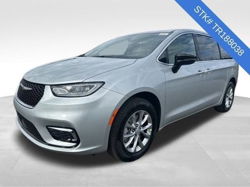 New 2026 Chrysler Pacifica Select image 3