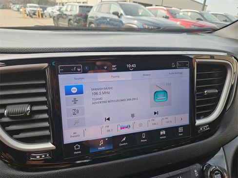 Used 2025 Chrysler Pacifica Select image 21