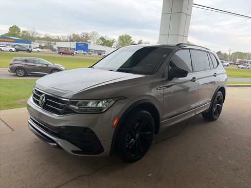 Used 2023 Volkswagen Tiguan SE R-Line FWD image 2