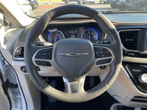 Used 2022 Chrysler Voyager LX image 15