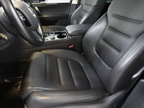 Used 2017 Volkswagen Touareg Sport AWD/4WD image 8