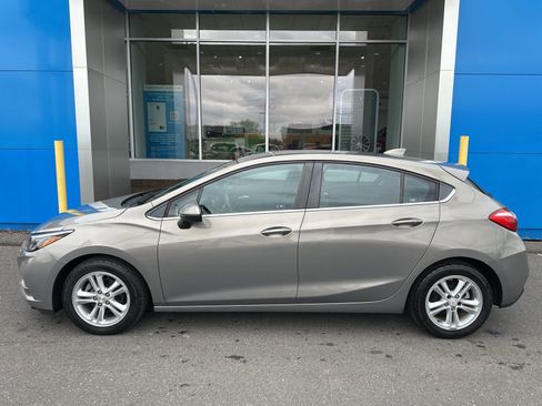 Used 2017 Chevrolet Cruze LT w/ Convenience Package FWD image 8