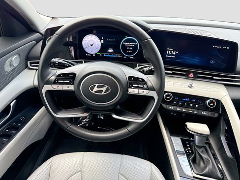 Used 2025 Hyundai Elantra Limited FWD image 16