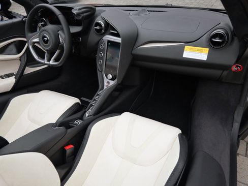 Used 2024 McLaren 750S Spider image 10