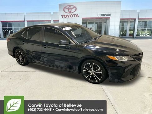 Used 2018 Toyota Camry SE image 1