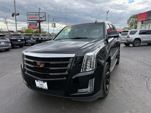 Used 2017 Cadillac Escalade Luxury AWD/4WD image 3