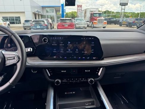 Certified 2025 Chevrolet Suburban LT w/ Comfort Package AWD/4WD image 2