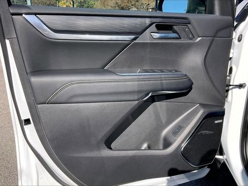 Used 2025 GMC Acadia Elevation image 21