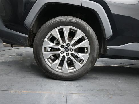 Used 2021 Toyota RAV4 XLE Premium image 10