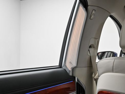 Used 2022 BMW ALPINA B7 xDrive w/ Luxury Rear Seating Package image 43