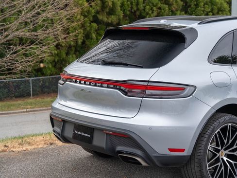 Certified 2025 Porsche Macan image 13