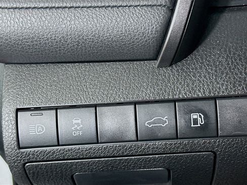 Used 2018 Toyota Camry LE image 16