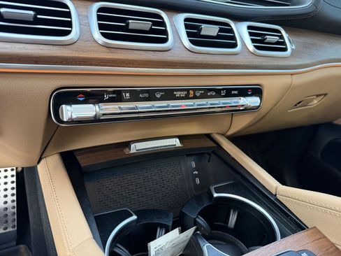 Used 2025 Mercedes-Benz GLS 450 4MATIC image 27