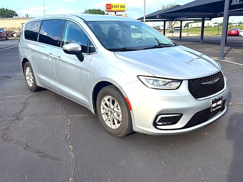 Used 2023 Chrysler Pacifica Touring-L image 3