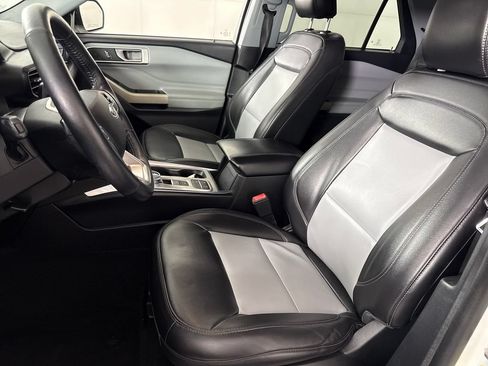 Used 2022 Ford Explorer XLT w/ Equipment Group 202A RWD image 11