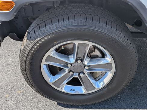 Used 2019 Jeep Wrangler Unlimited Sahara image 9