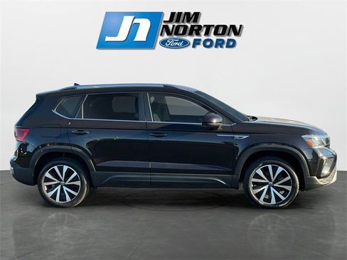 Used 2024 Volkswagen Taos SE image 2