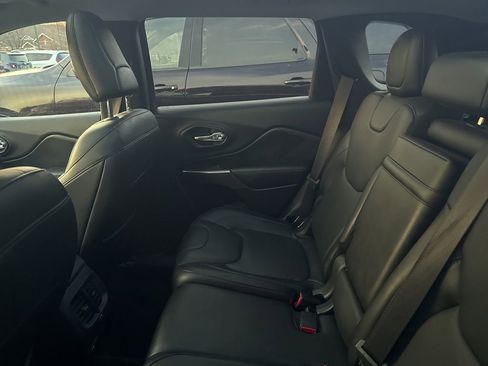 Used 2019 Jeep Cherokee Limited w/ Luxury Group image 12