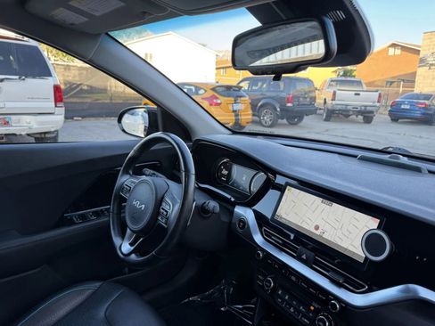 Used 2022 Kia Niro EX Premium w/ Cold Weather Package FWD image 19