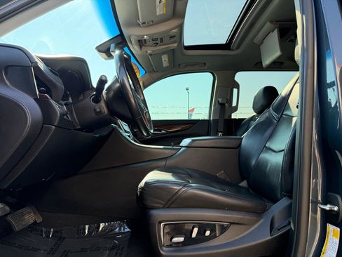 Used 2019 Cadillac Escalade ESV Luxury RWD image 16