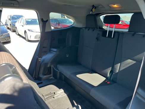 Used 2025 Toyota Highlander LE FWD image 30