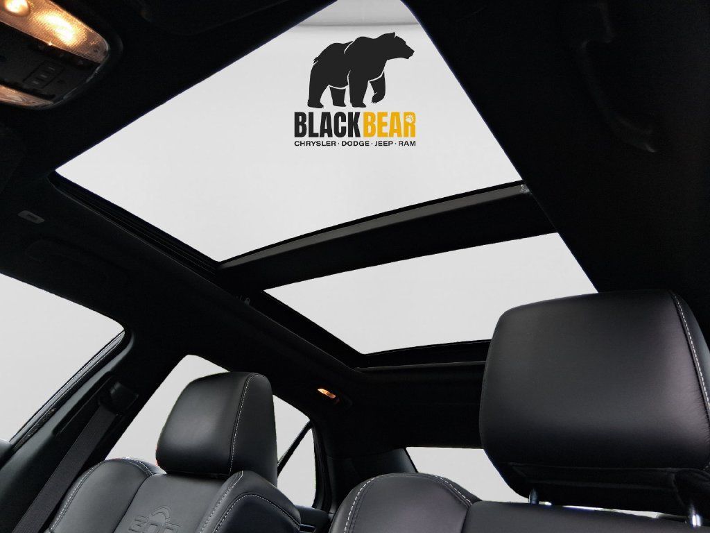 Used 2023 Chrysler 300 C RWD image 17
