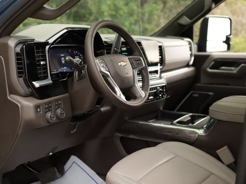 Used 2026 Chevrolet Silverado 2500 LTZ w/ LTZ Plus Package AWD/4WD image 9