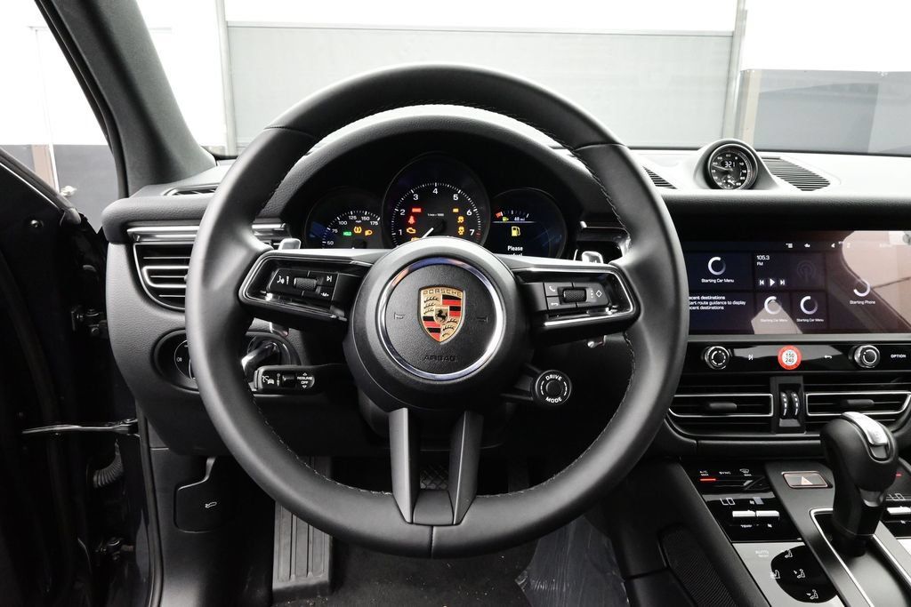 Certified 2025 Porsche Macan AWD/4WD image 8