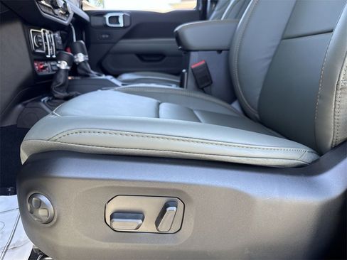 New 2025 Jeep Gladiator Mojave image 12