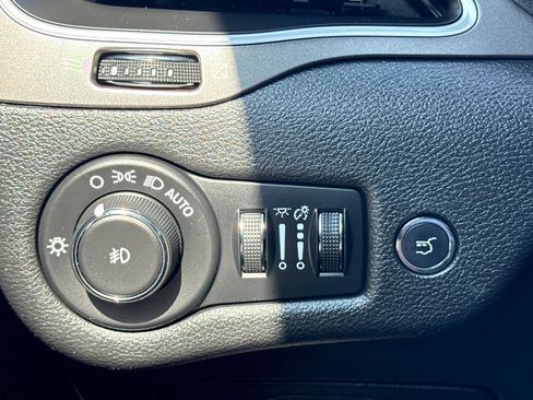 Used 2020 Jeep Cherokee Latitude Plus w/ Cold Weather Group AWD/4WD image 29