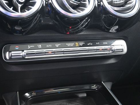 Used 2025 Mercedes-Benz GLB 250 4MATIC image 19