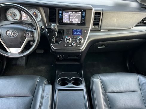 Used 2017 Toyota Sienna SE image 4