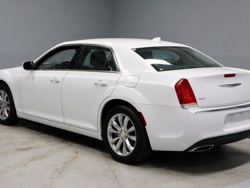 Used 2022 Chrysler 300 Touring image 8