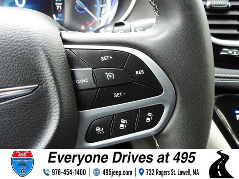 Used 2023 Chrysler Pacifica Touring-L FWD image 23