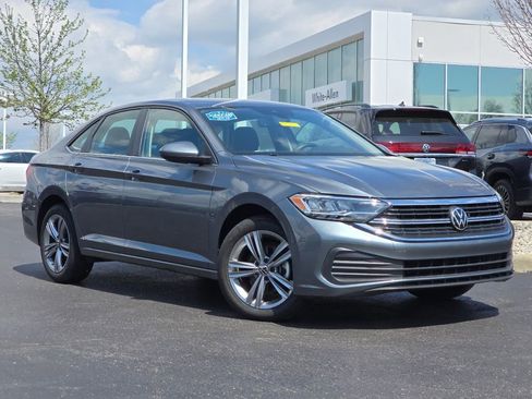 Used 2023 Volkswagen Jetta SE FWD image 2