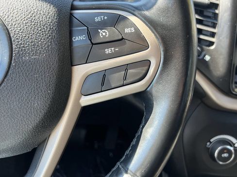 Used 2017 Jeep Cherokee Sport image 17