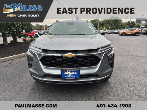 Certified 2024 Chevrolet Trax LT w/ LT Convenience Package FWD image 2