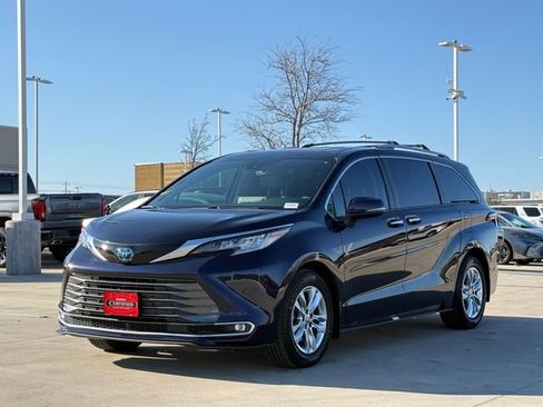 Used 2022 Toyota Sienna Limited image 8